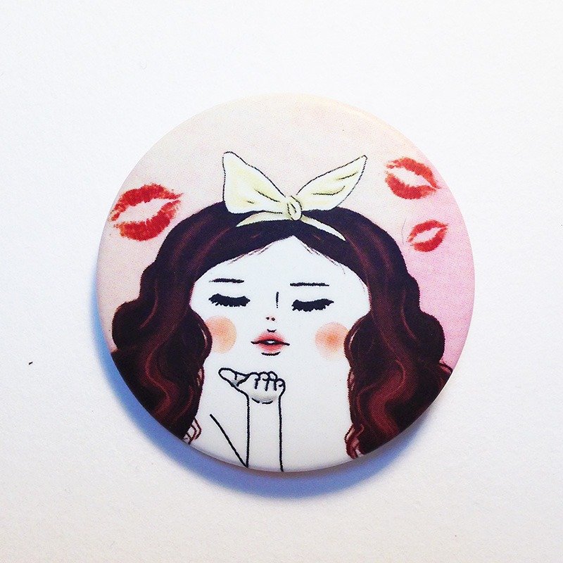 The kissing girl /pin back buttons - Badges & Pins - Plastic Pink