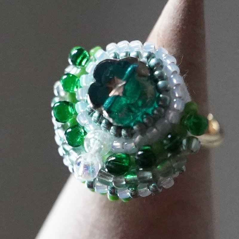 スカーフ留めにも おしゃべりな指輪154 フリーサイズ　ビーズ刺繍のリング　グリーン　花　おおぶりリング - 戒指 - 塑膠 綠色