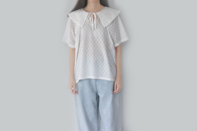 Triangular neck shirt with bow, perforated fabric. - Women's Tops - Cotton & Hemp White