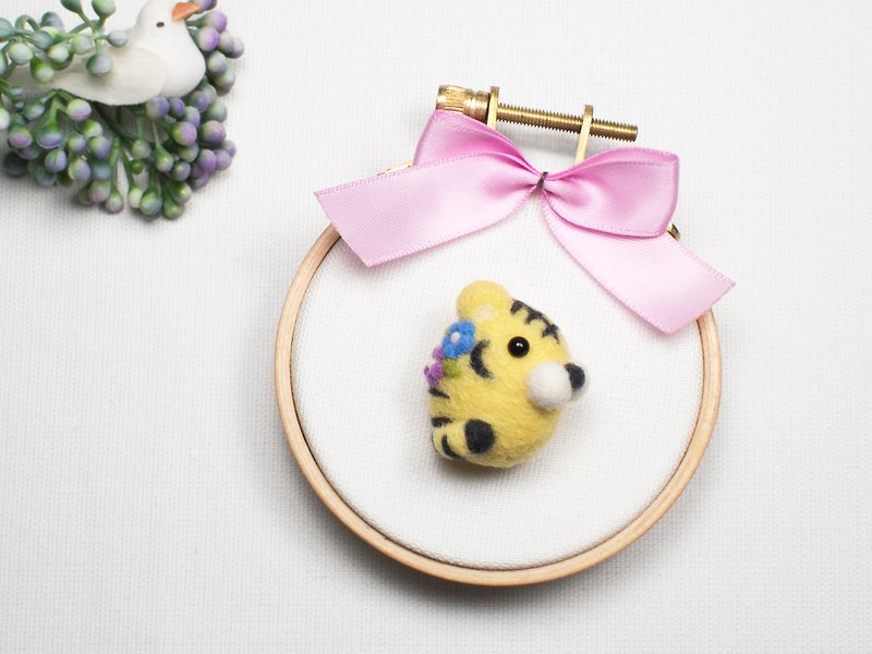 Needle-felted Flower Tiger (brooch/key ring/phone strap) - Brooches - Wool Yellow