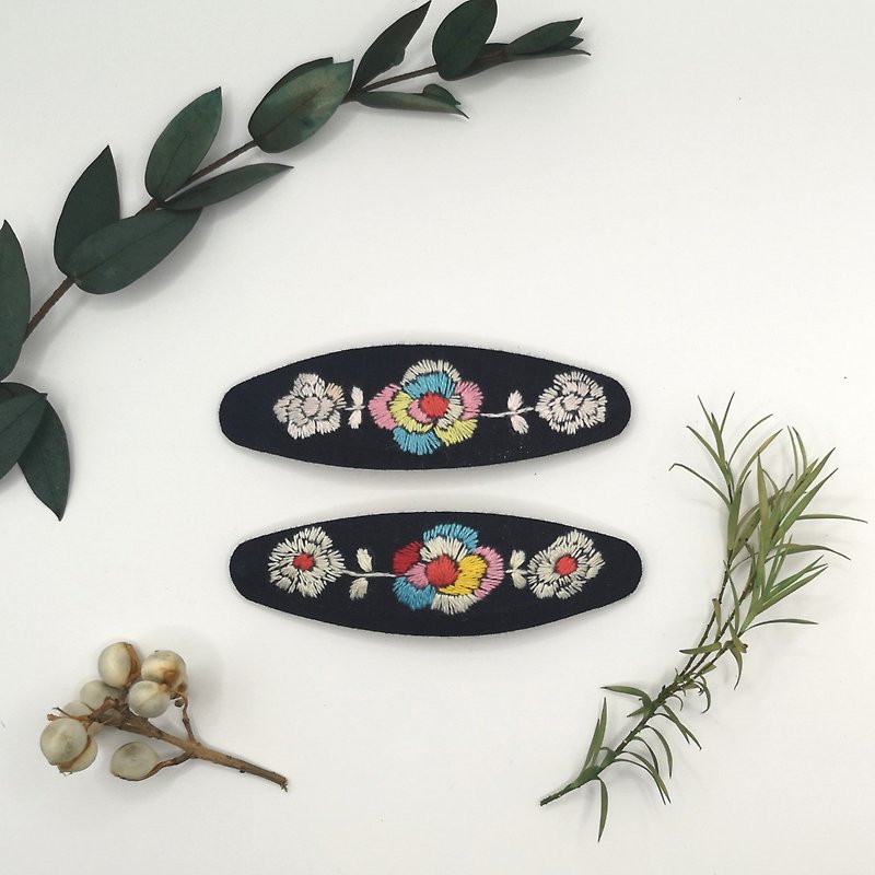 Handmade hair clip with hand-embroidered flower and roses, navy blue - 髮夾/髮飾 - 繡線 