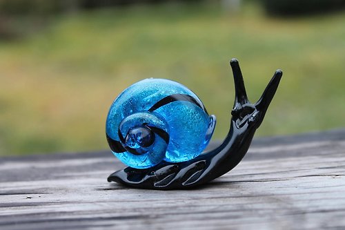 Glass Symphony 精致的玻璃蛞蝓小雕像--一件精致迷人的艺术品