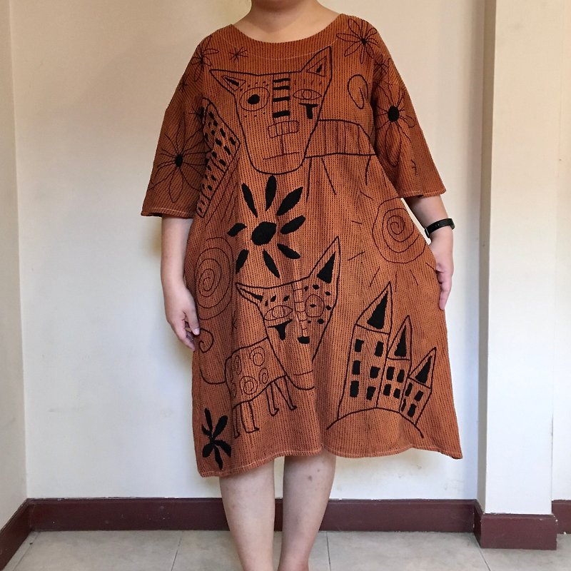 Rounded-neck cotton dress with hand-embroiders cats - 連身裙 - 繡線 咖啡色