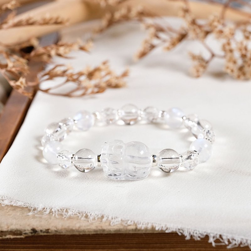 Pixiu White Crystal Moonstone Bracelet Natural Ore Crystal - สร้อยข้อมือ - เครื่องเพชรพลอย ขาว