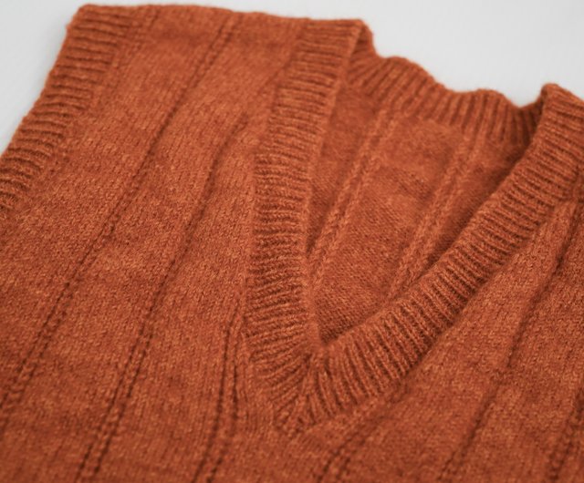 ニットベストの上にオレンジのコントラストのセーターベスト