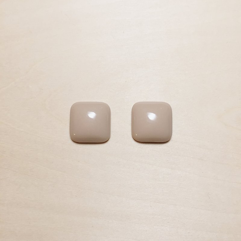 Vintage milk tea square diamond earrings - ต่างหู - เรซิน สีกากี