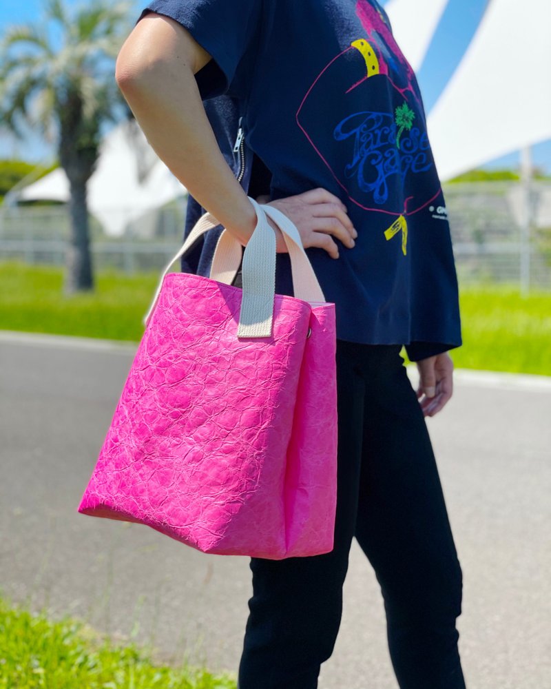 DuPont Tyvek original wrinkled bucket tote in pink (handle-off white) - กระเป๋าถือ - วัสดุกันนำ้ สึชมพู