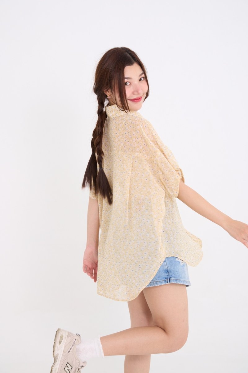 Banana Tee เสื้อเชิ้ตทรง oversize ดีเทลคอปกกล้วย สี Sunflower - Women's Shirts - Other Materials Yellow