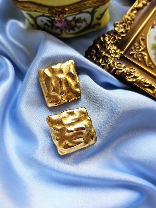 Hale黑爾典藏西洋古董 啞光金殞紋夾式耳環/vintage美國西洋古董飾品
