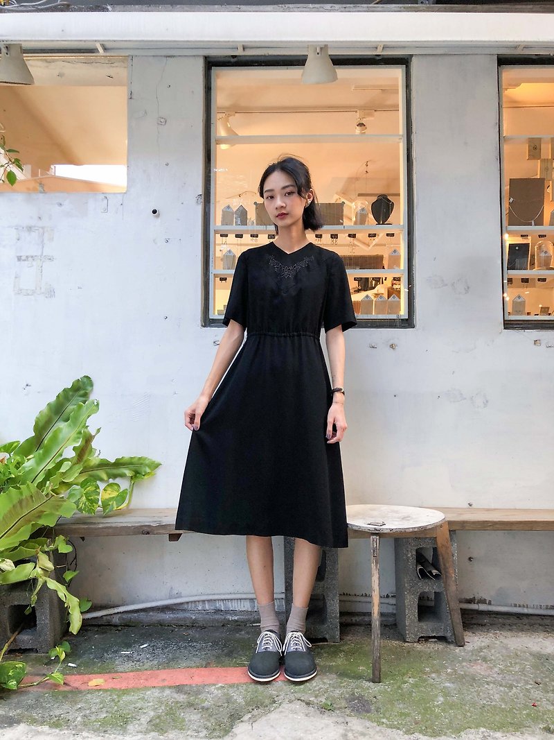 裊裊百貨公司-Vintage 黑色V領繡花短袖洋裝 復古著 - 連身裙 - 聚酯纖維 