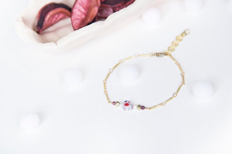 Simple linear bracelet / Heart of India - Pomegranate small glass beads pearl bracelet Bronze - Bracelets - Gemstone Red