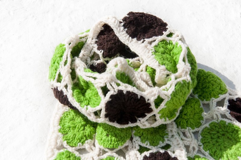 手工鉤織羊毛圍巾/花朵鉤織絲巾/花朵編織拼接羊毛絲巾-綠色森林 - 圍巾/披肩 - 羊毛 多色