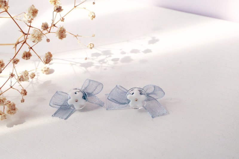 Forest at midnight. Small white flower bow stud earrings. Gray blue - Earrings & Clip-ons - Resin Blue