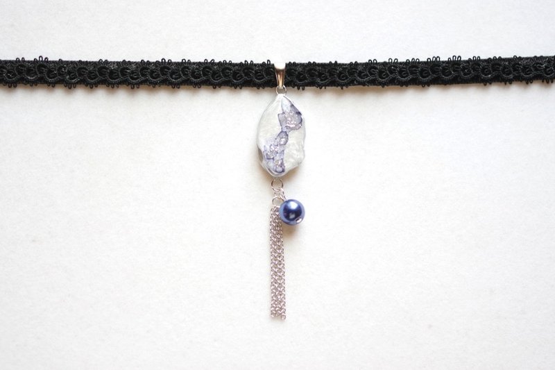 レジンアート　スライスアゲートとタティングレースとベルベットリボンのチョーカー・凍蝶 - ネックレス - レジン ブルー