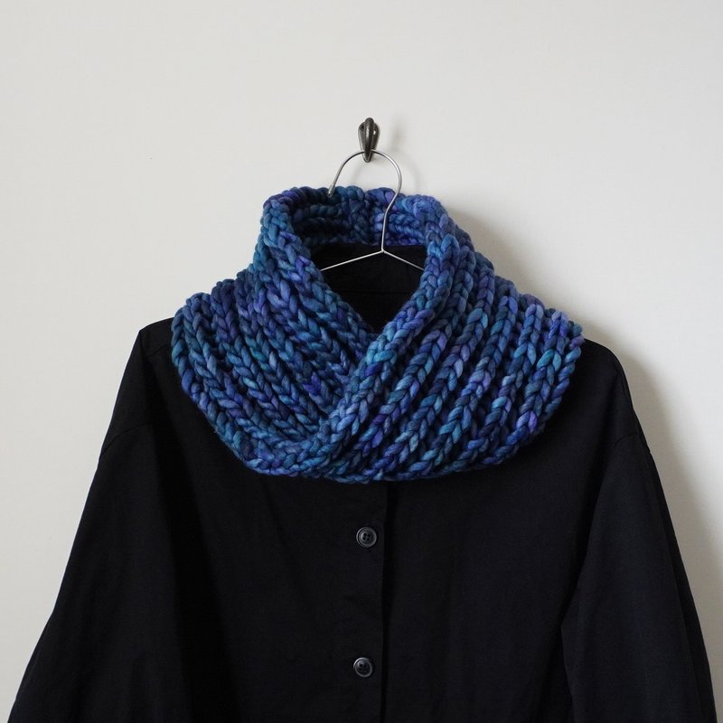 Blue Sky - Warm hand-woven merino wool hand-dyed yarn short scarf 3 - ผ้าพันคอถัก - ขนแกะ สีน้ำเงิน