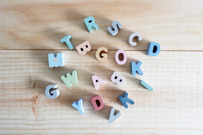 chumu true nii | Cement letter magnet (single) - surprise color - แม็กเน็ต - ปูน สีเทา