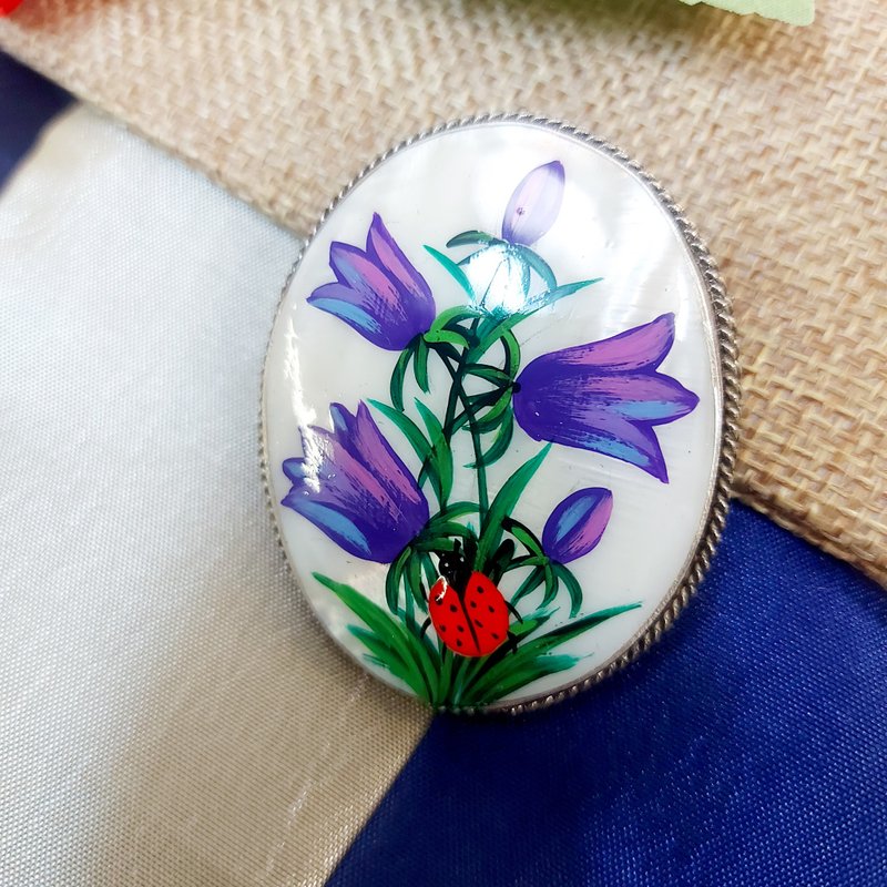 Floral pearl brooch with Charming bellflower flower and a ladybug on the leaf - เข็มกลัด - เปลือกหอย สีม่วง