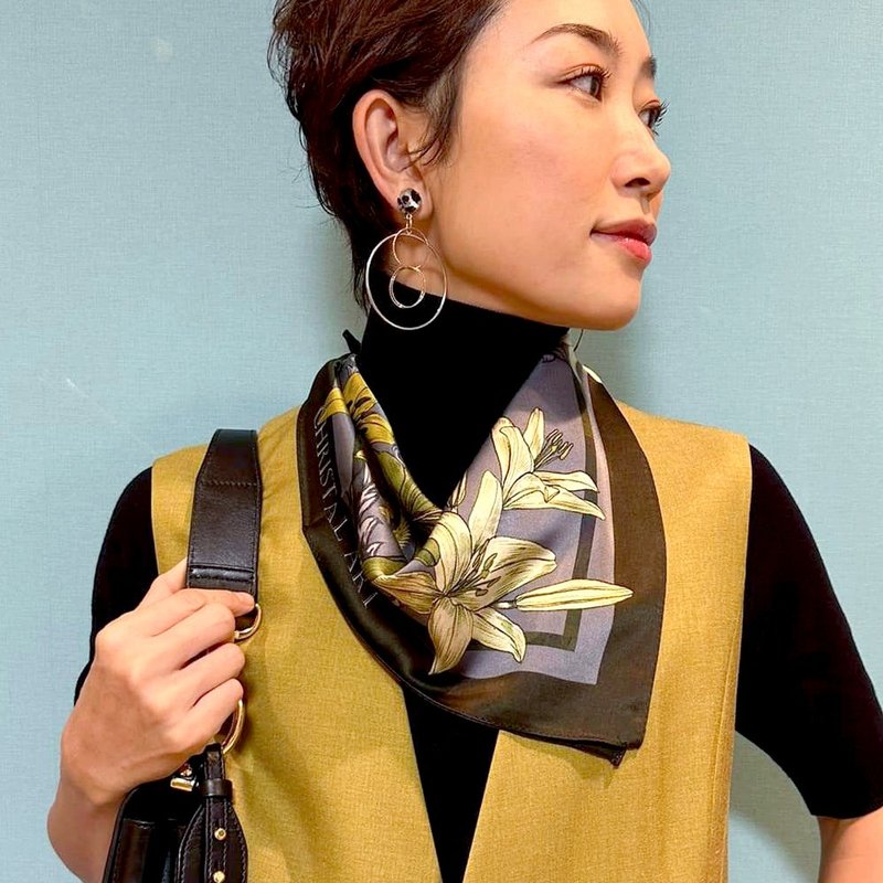 50cm角_silkscarf_イエローリリー 柄のスカーフ　ChristalART - 絲巾 - 其他材質 黃色