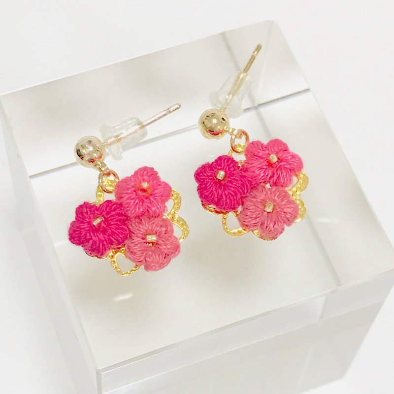 Crochet flower dangle earring - ピアス・イヤリング - 刺しゅう糸 ピンク