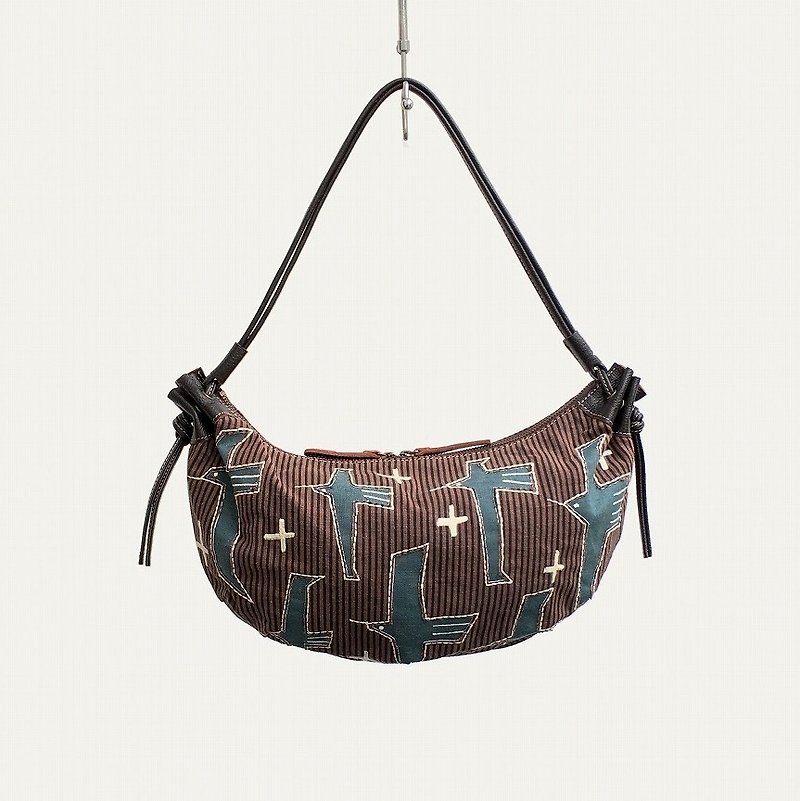 Square square bird embroidery · croissant bag - กระเป๋าแมสเซนเจอร์ - ผ้าฝ้าย/ผ้าลินิน สีนำ้ตาล