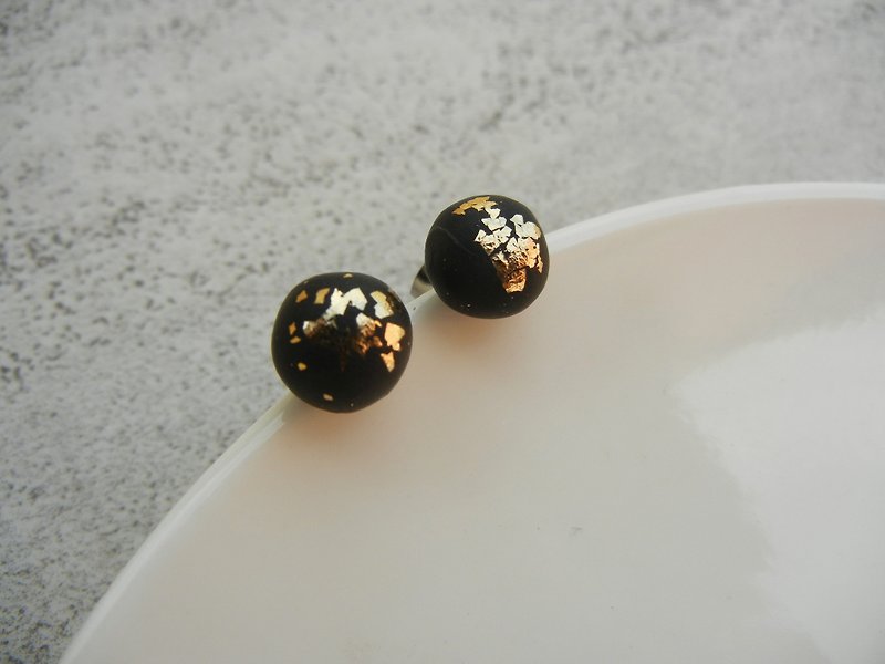 *coucoubird*black gold leaf small round earrings / ear pins - ต่างหู - ดินเหนียว สีดำ