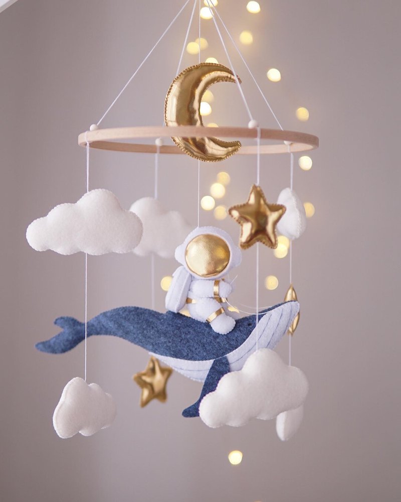 Astronaut and whale mobile. Space nursery decor. Baby shower gift - ของเล่นเด็ก - วัสดุอื่นๆ 