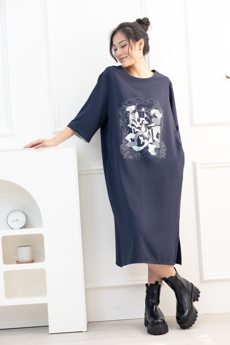 Printed chiffon six-quarter sleeve dress dark blue - เสื้อยืดผู้หญิง - วัสดุอื่นๆ สีน้ำเงิน