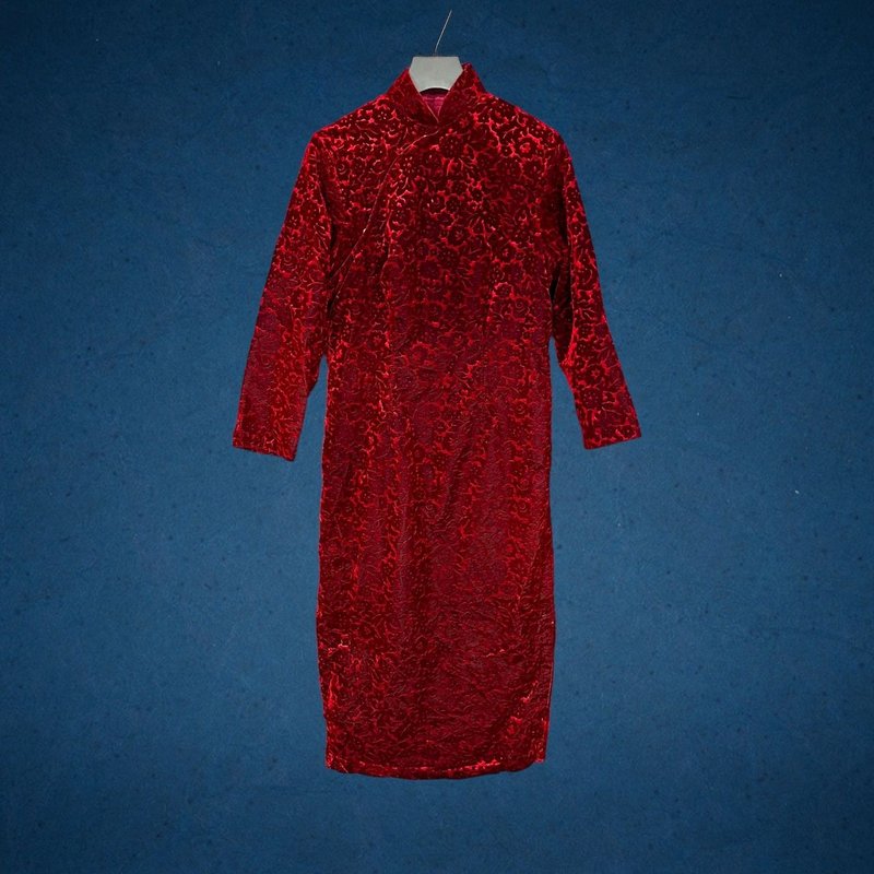 Second-hand antique custom-made red velvet floral embossed slit long-sleeved cheongsam CA801 - ชุดเดรส - เส้นใยสังเคราะห์ สีแดง