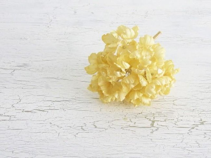 Hydrangea corsage of plant dyeing (pale yellow) - เข็มกลัด - ผ้าไหม สีเหลือง