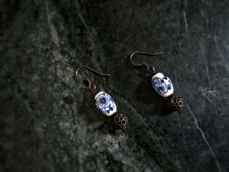 Porcelain Flower-Blue and White Porcelain Bronze Flower Ball Earrings - ต่างหู - ดินเผา 