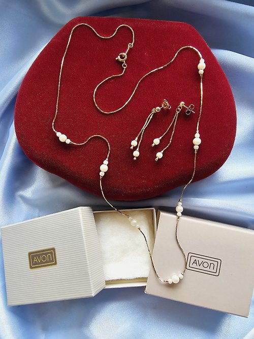 Hale黑爾典藏西洋古董 1986年AVON奶白珍珠耳語軟蛇項鍊/針式耳環/套組/美國西洋古董飾