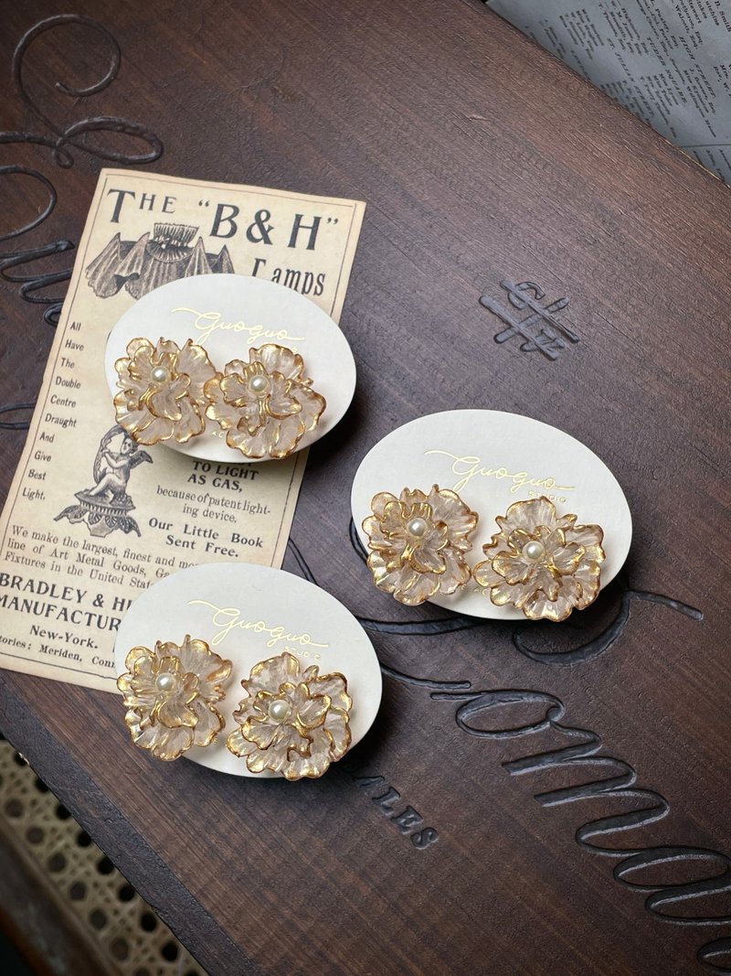 手繪金邊繡球花耳環 - 耳環/耳夾/耳骨夾 - 樹脂 金色