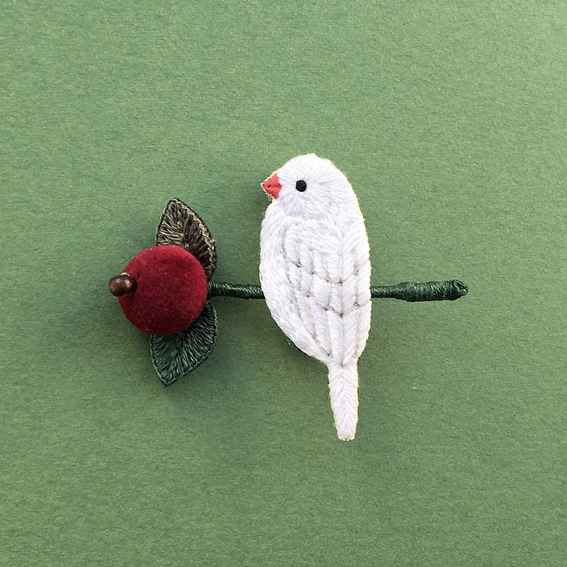 白文鳥とベリーの立体刺繍ブローチ - ブローチ - 刺しゅう糸 ホワイト
