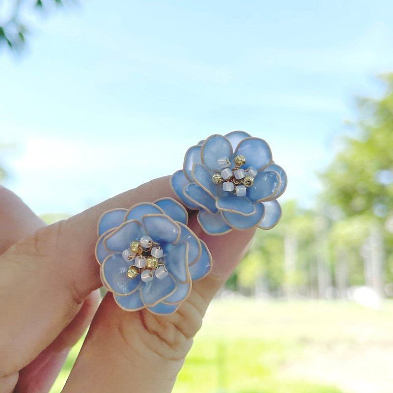 Fresh light blue flower lightweight crystal flower uv resin handmade earrings/ Clip-On custom gift wear matching mother - Earrings & Clip-ons - Resin Blue