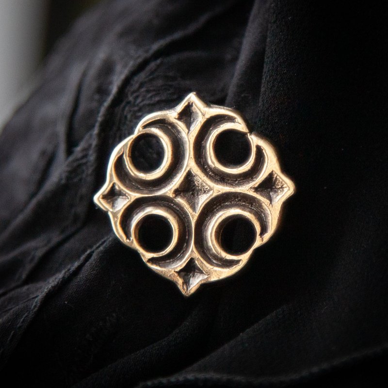 Brooch in brass. Replica archaeological find in England. Handcrafted Fibula. - 胸針 - 其他金屬 橘色