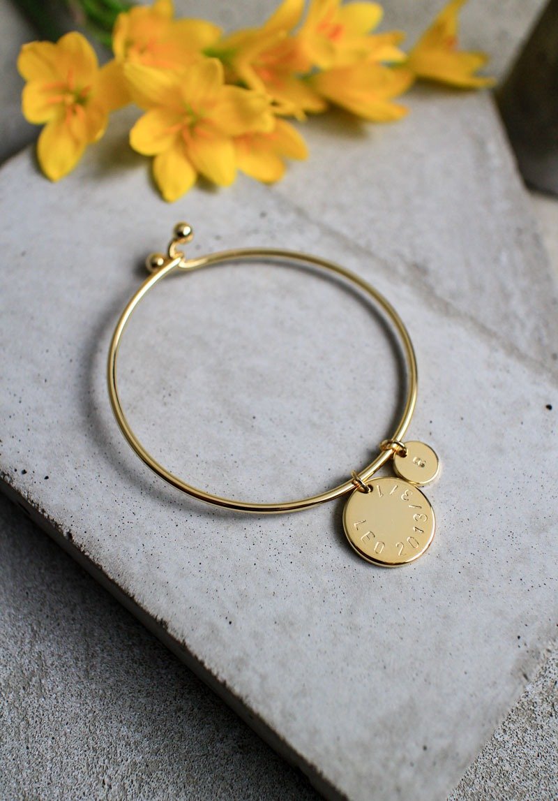 【客製化】||Charms|| 幸運吊牌敲字手環.生日禮物.紀念日.情人節禮物.母親節禮物.聖誕節禮物.個性化.客製化.極簡幾何.好姊妹.刻字打印.量身訂做 - 手鍊/手環 - 其他金屬 金色