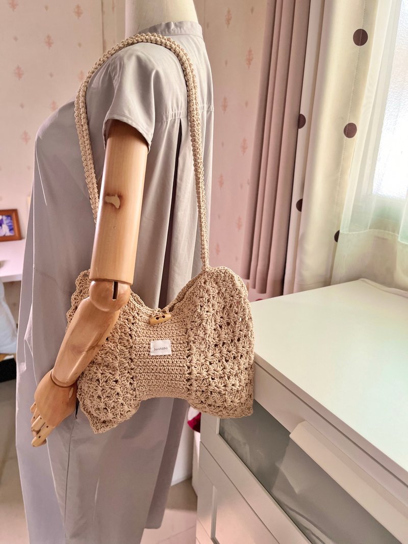 Natural color bow horn buckle woven bag - กระเป๋าแมสเซนเจอร์ - วัสดุอื่นๆ สีกากี