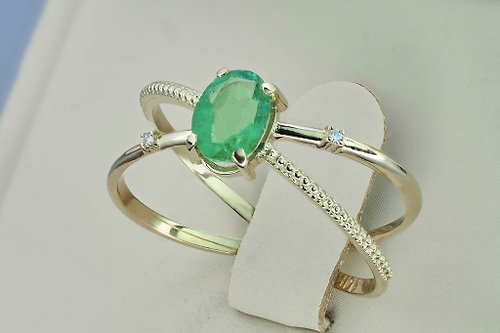 Daizy Jewellery Minimalism style yellow gold ring with natural emerald and diamonds.