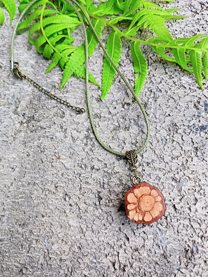 Chrysanthemum Wood Margarita Scented Necklace - Collar Necklaces - Plants & Flowers 