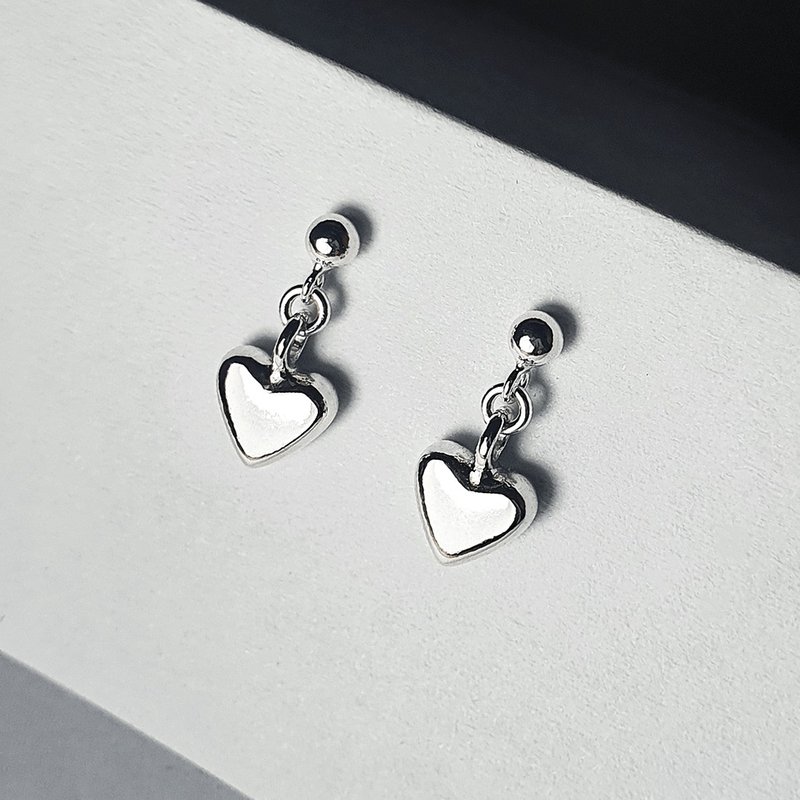 (925 Sterling Silver) Simple Heart Charm Earring - 耳環/耳夾/耳骨夾 - 純銀 銀色