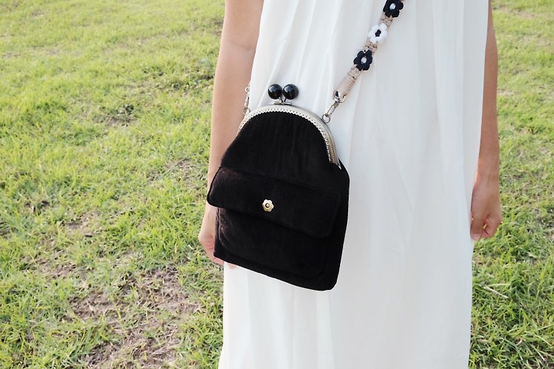 \ Black flower magnetic buckle mini school bag / black beaded kiss lock bag - Messenger Bags & Sling Bags - Cotton & Hemp 