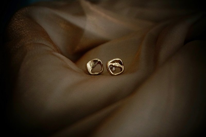 Handmade metalwork I Bronze hollow square earrings - Earrings & Clip-ons - Copper & Brass Gold