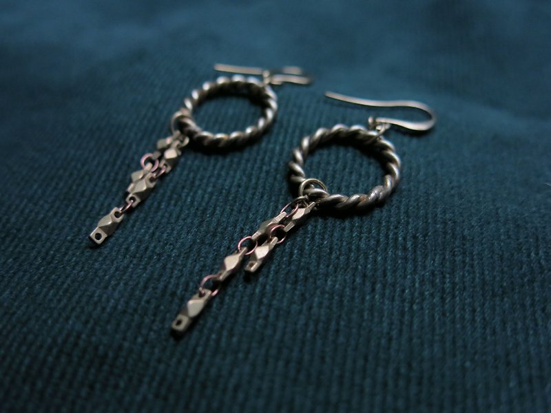 Love chain earring Bronze ring - ต่างหู - ทองแดงทองเหลือง สีทอง