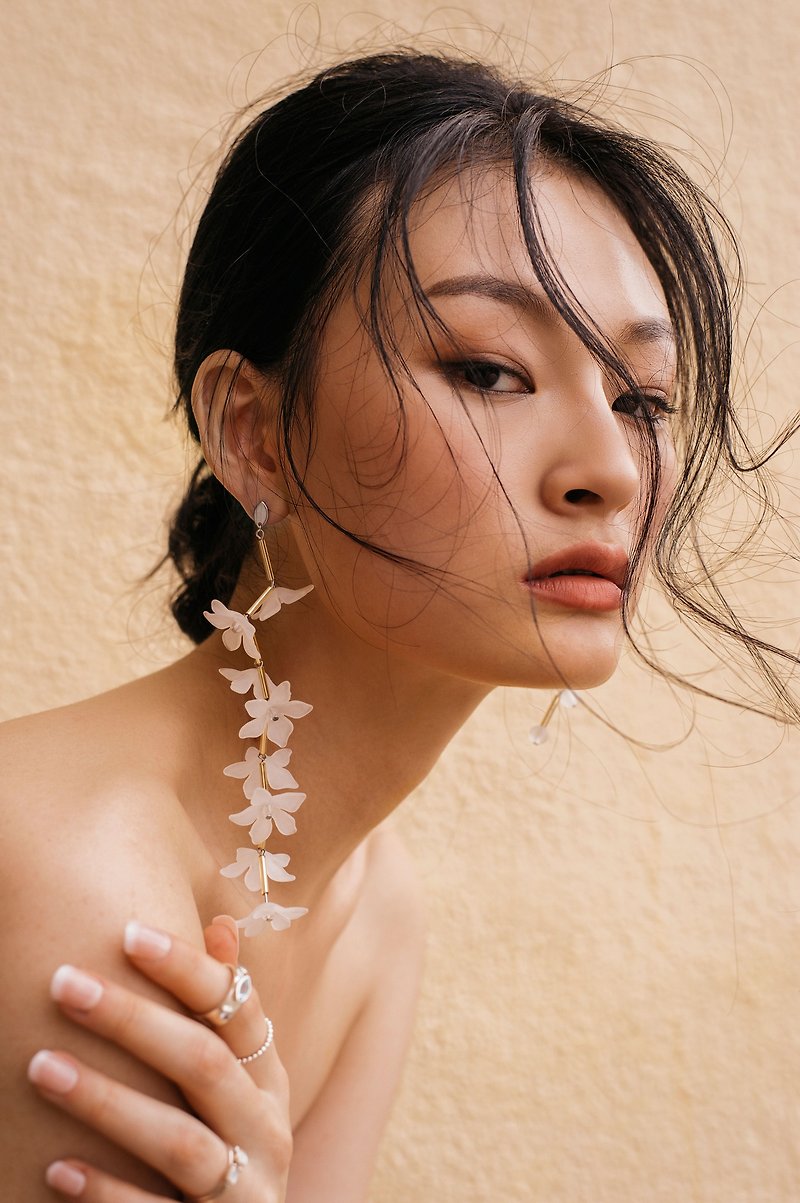 THE VINE 3.0 / Lily of the Valley Earrings - 耳環/耳夾 - 壓克力 白色