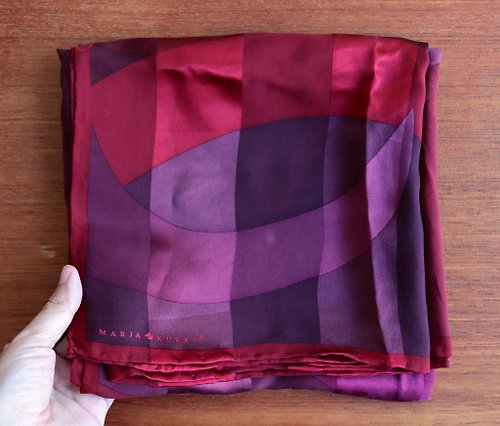 北 欧 の 雑 貨      Nordic Söpö Zakka 芬蘭二手老件 Marja Kurki 紫紅花瓣義大利方巾