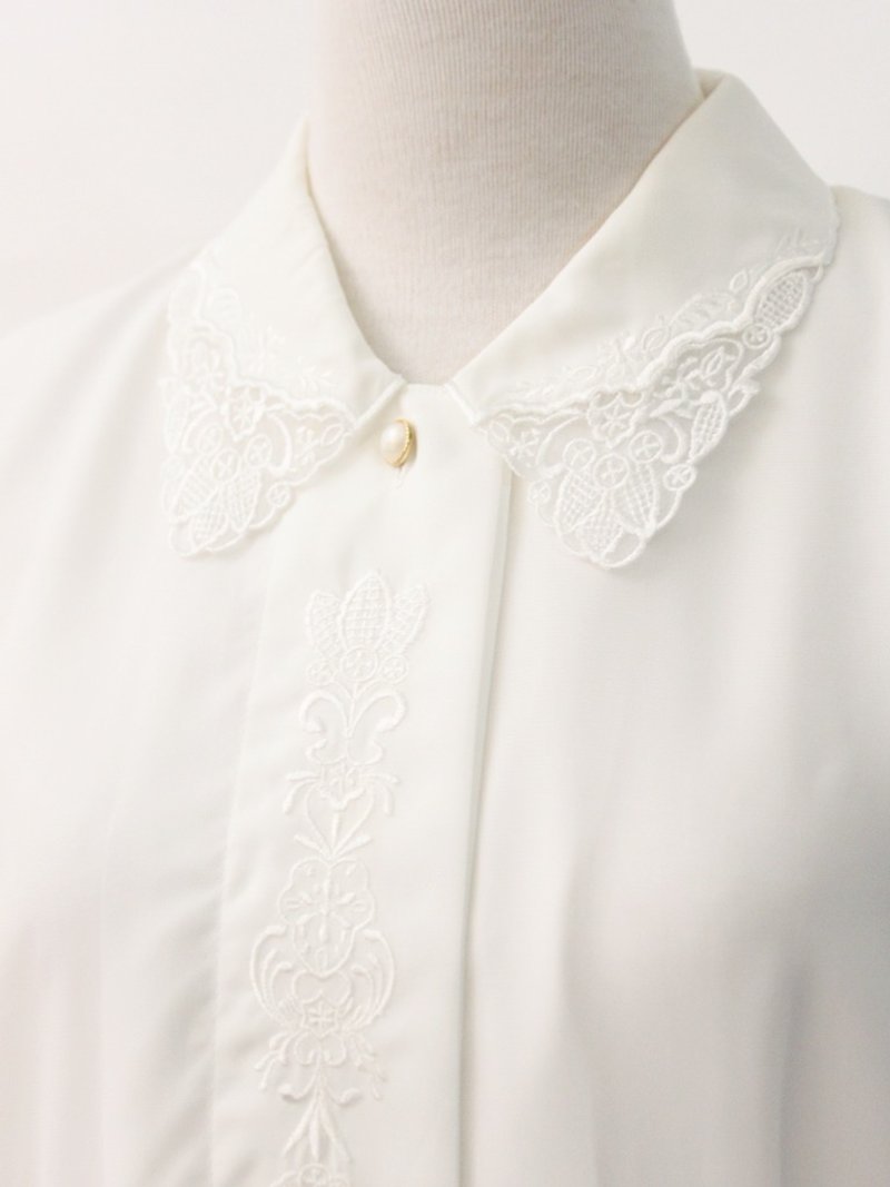 復古日本製典雅刺繡翻領白色短袖古著襯衫 Vintage Blouse - 女襯衫 - 聚酯纖維 白色