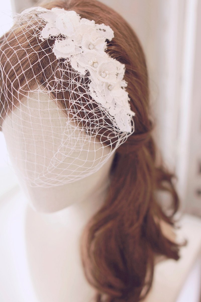 蕾絲白紗頭飾-Handmade Swarovski crystal & Lace Birdcage Veil - 髮飾 - 棉．麻 白色