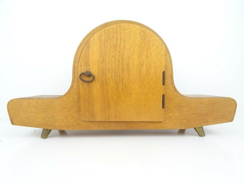 クリーム色の装飾的なマントルピース fit=scale-down,w=1200