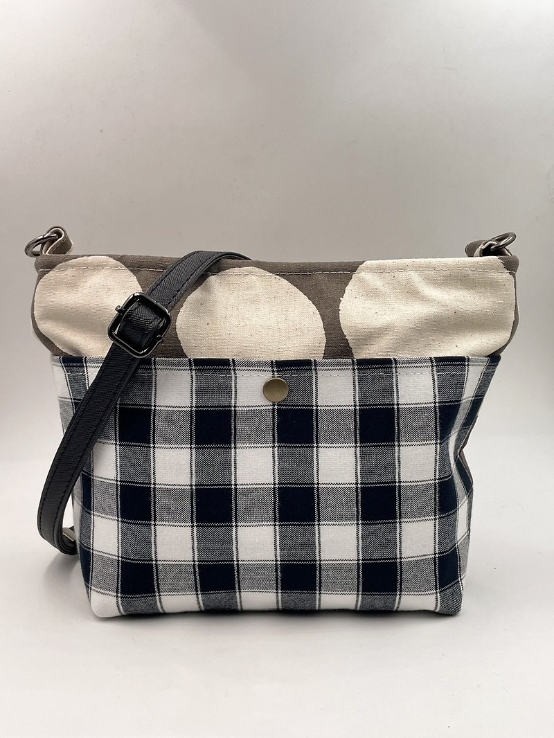 [Designed and manufactured by Kinmen] Japanese ship-shaped zippered crossbody bag with large gray polka dots - Kinmen Flower Pei - กระเป๋าแมสเซนเจอร์ - ผ้าฝ้าย/ผ้าลินิน หลากหลายสี