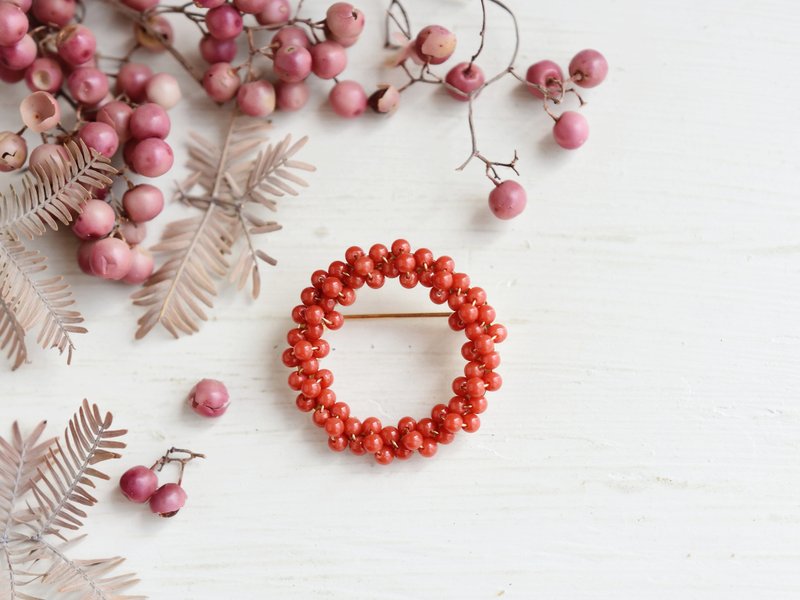 [Brooch, S size] Natural color, genuine red coral wreath - Brooches - Semi-Precious Stones Red